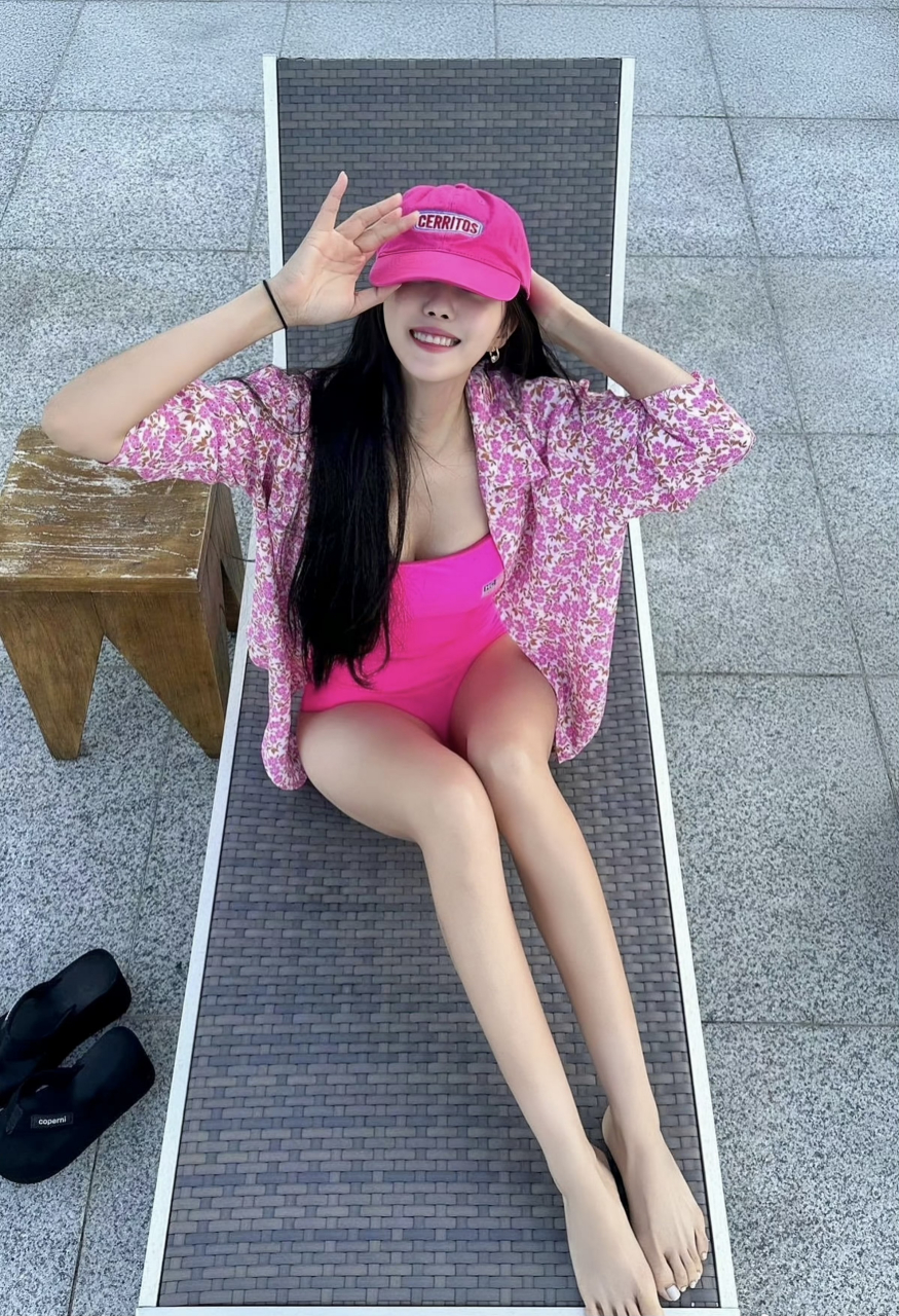 朴孝敏粉色泳装写真,暴露好身材,一览无余!