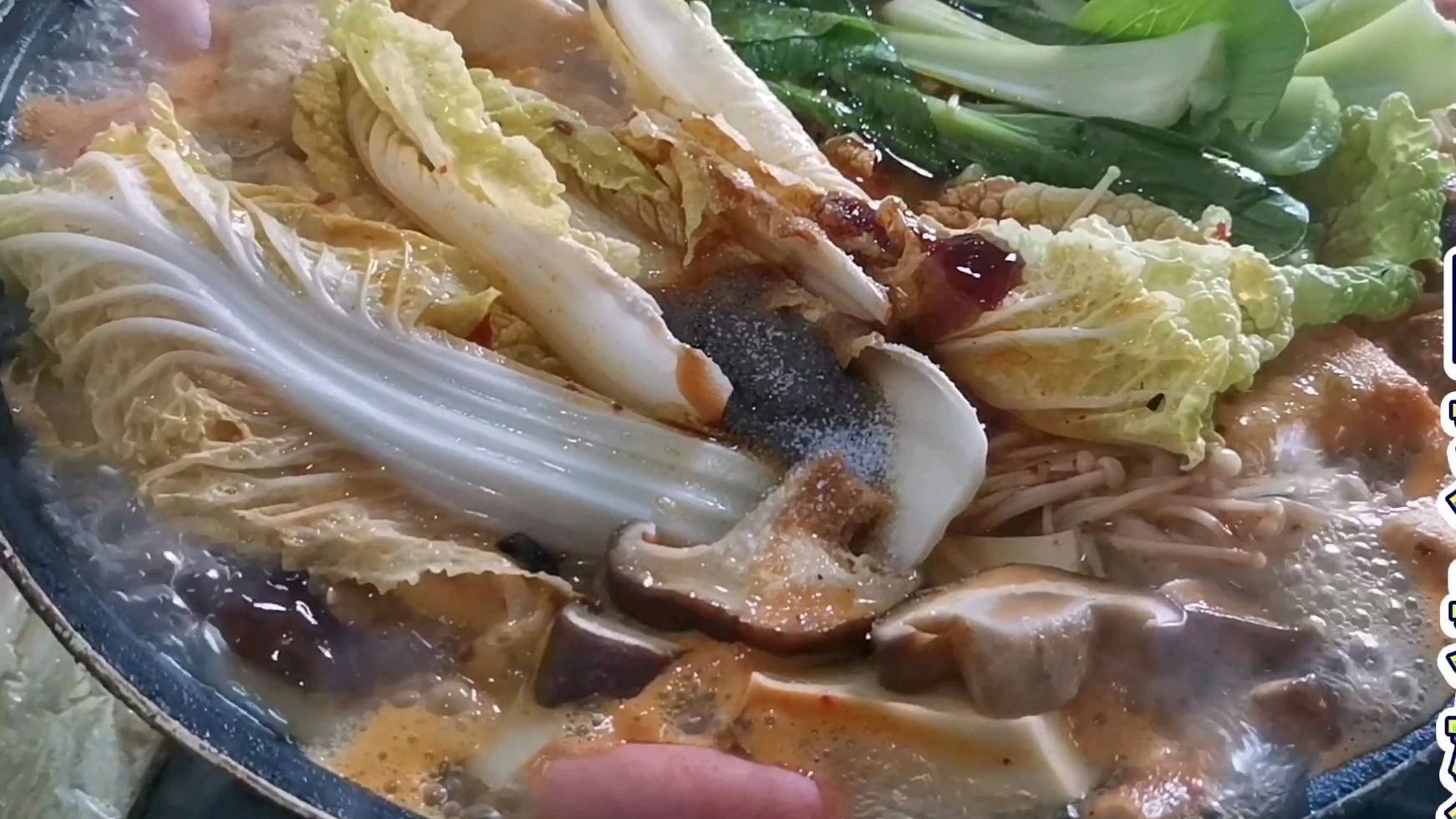 孩子想吃麻辣烫,自己在家做了两大盆,五个人吃,太过瘾