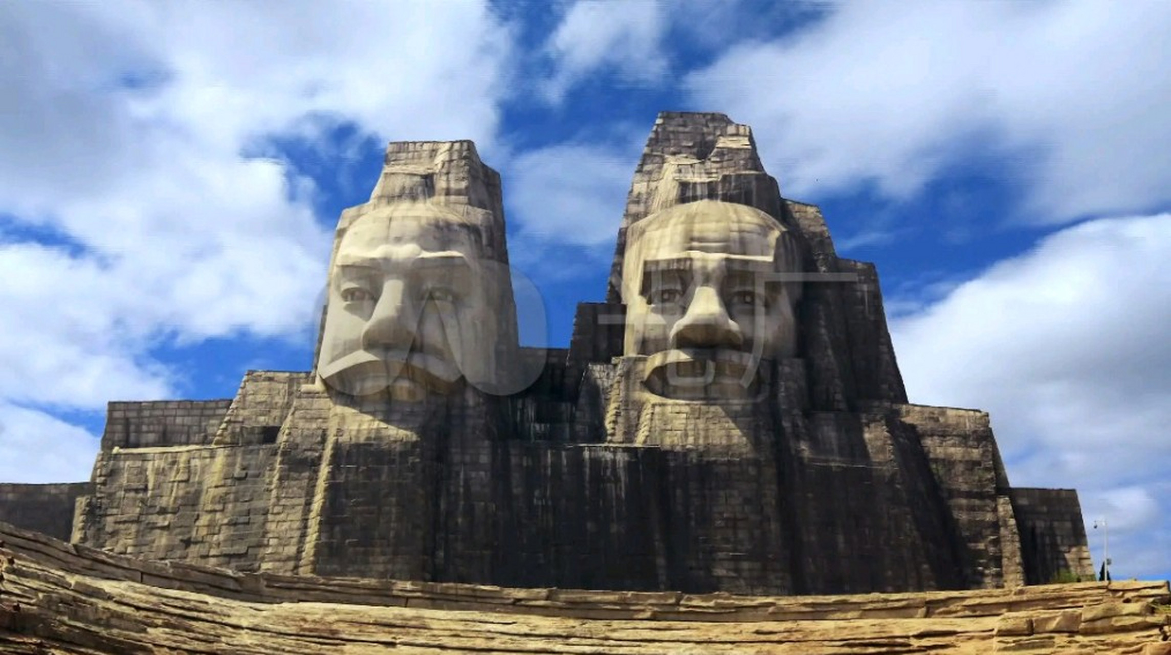 国庆旅游:郑州十大建筑之炎黄二帝  炎黄二帝是一座雕像,位于郑州黄河