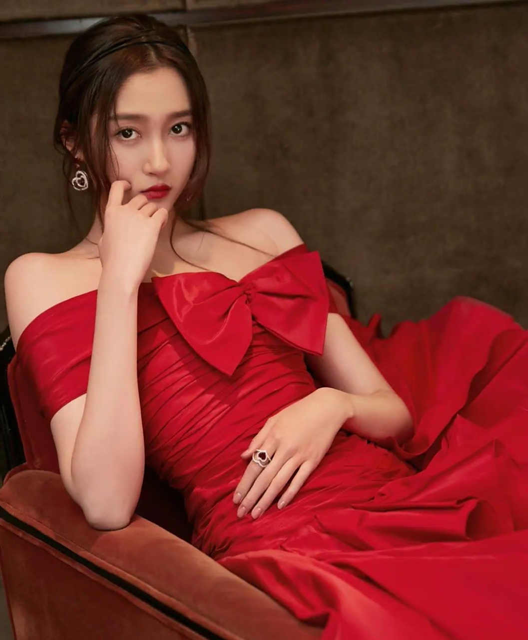 关晓彤# 一袭红色抹胸蝴蝶结礼服,清纯甜美的容颜,窈窕曼妙的身材