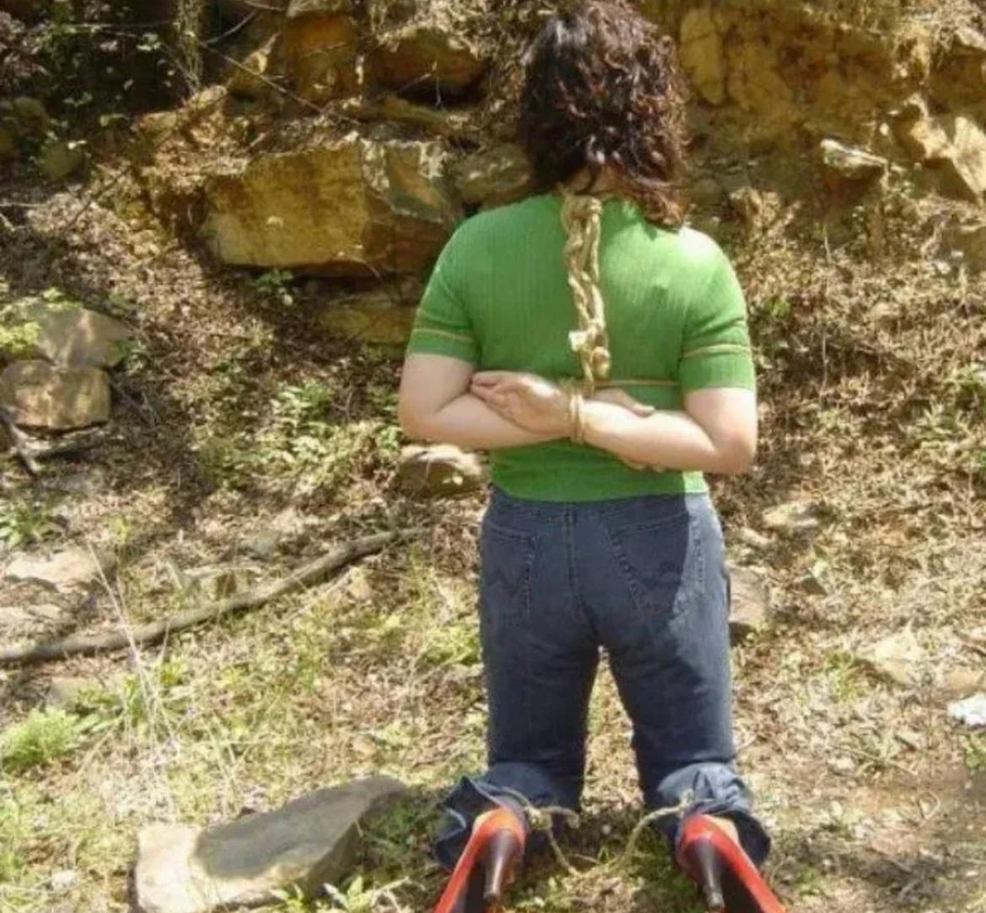 一名女囚犯被法绳绑着,带到刑场.