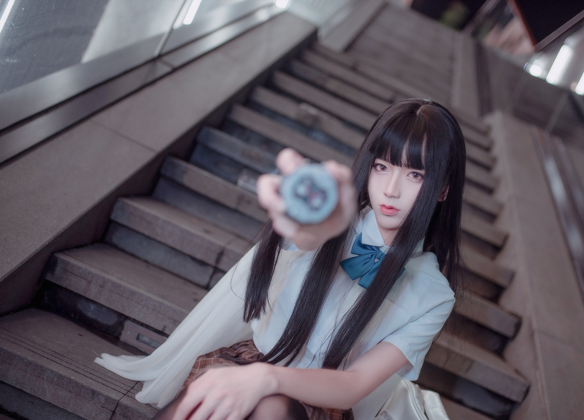 夜晚的街道,穿"黑丝"jk的女装大佬独坐在台阶上,惹不起啊