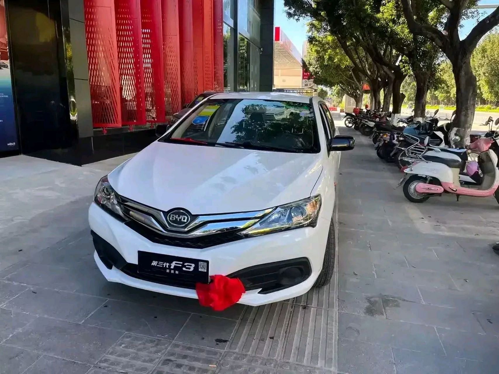 辛辛苦苦攒了三年,终于在上个星期全款买了一辆比亚迪f3,裸车36900
