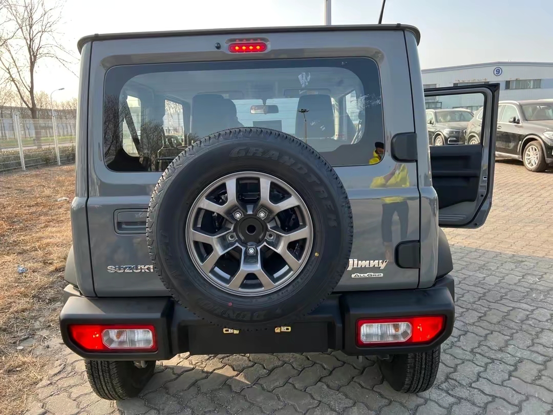 日本进口硬派越野车:铃木吉姆尼,为啥在我国价格暴涨2倍多?