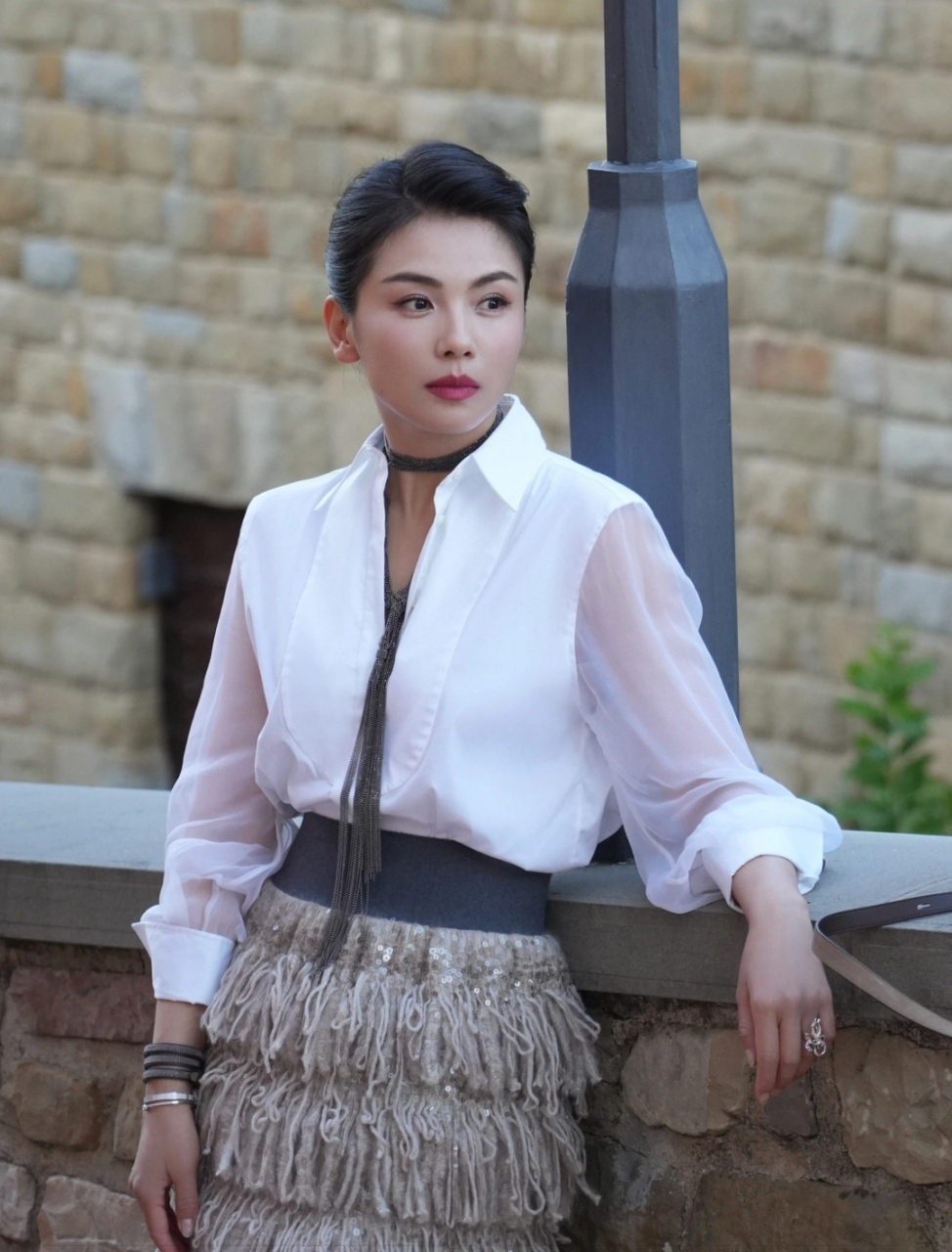 刘涛化大浓妆街拍太显老气了,流苏长裙好像拖布头,连发型都做的那么有