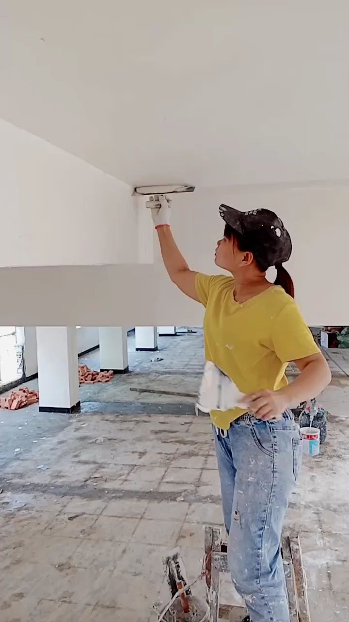 实拍工地女师傅刮腻子,吃苦能干手艺好,这活干的怎么样?