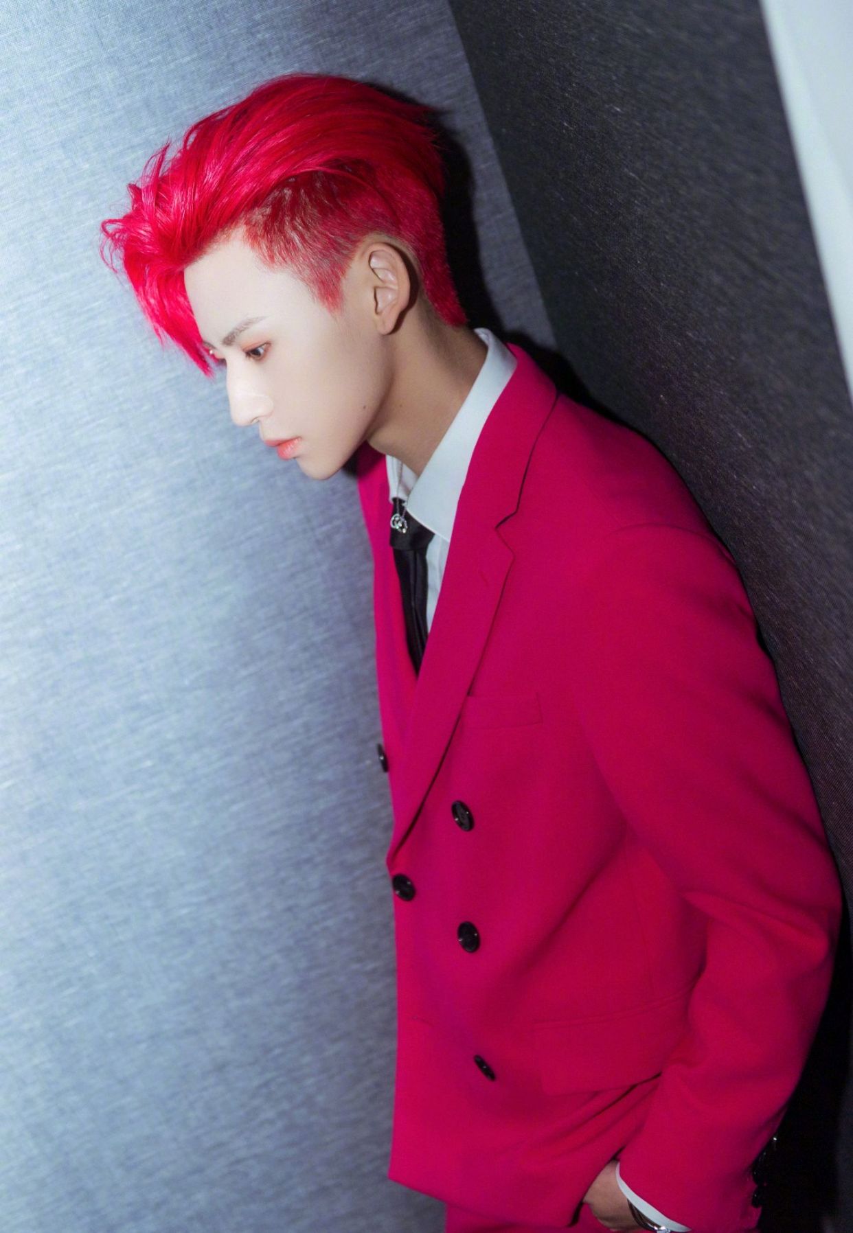 小鬼王琳凯身着玫红色西服套装,靓眼红色发型个性时尚