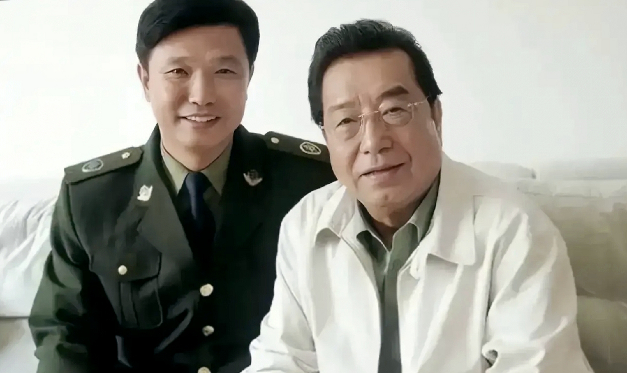 儿子李贺一身军装出镜,英姿飒爽,五官端正帅气,面相温和,和爸爸李双江