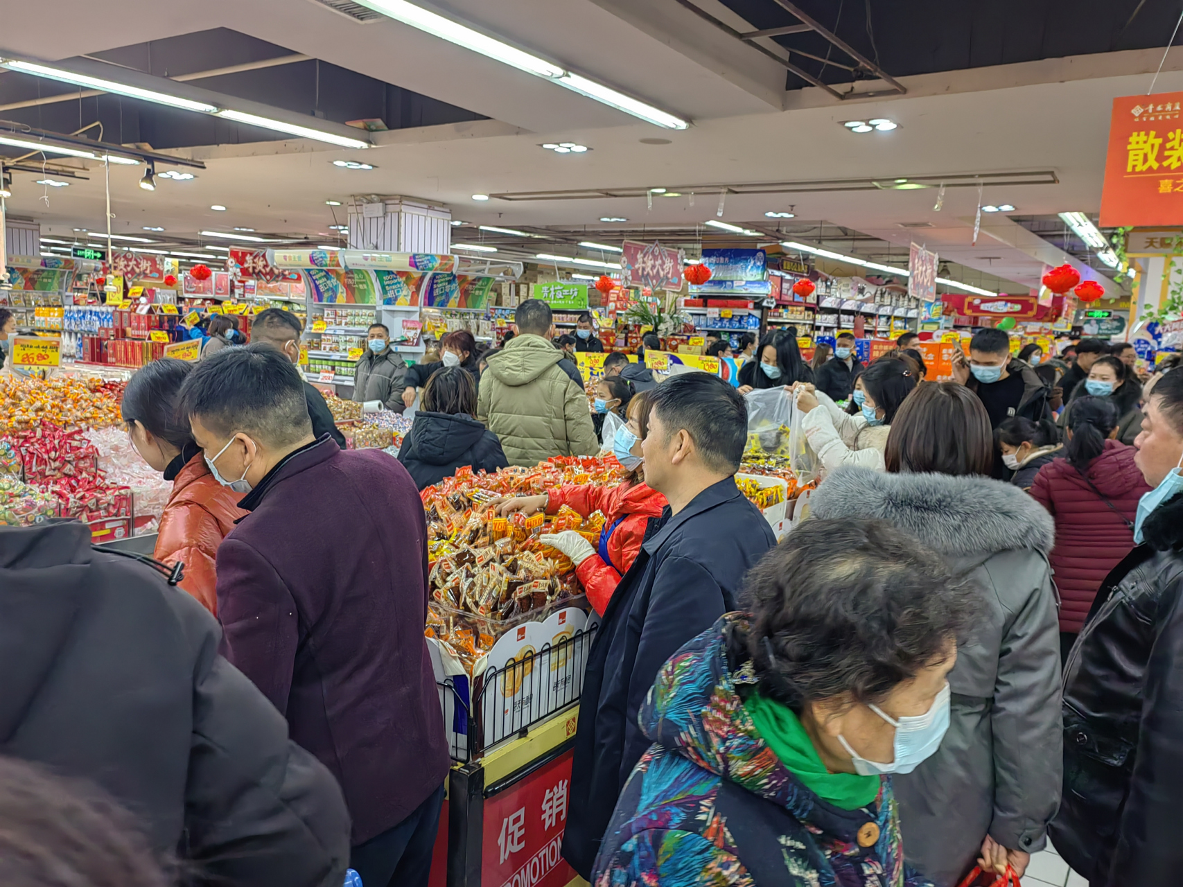 超市人多拥挤的图片图片