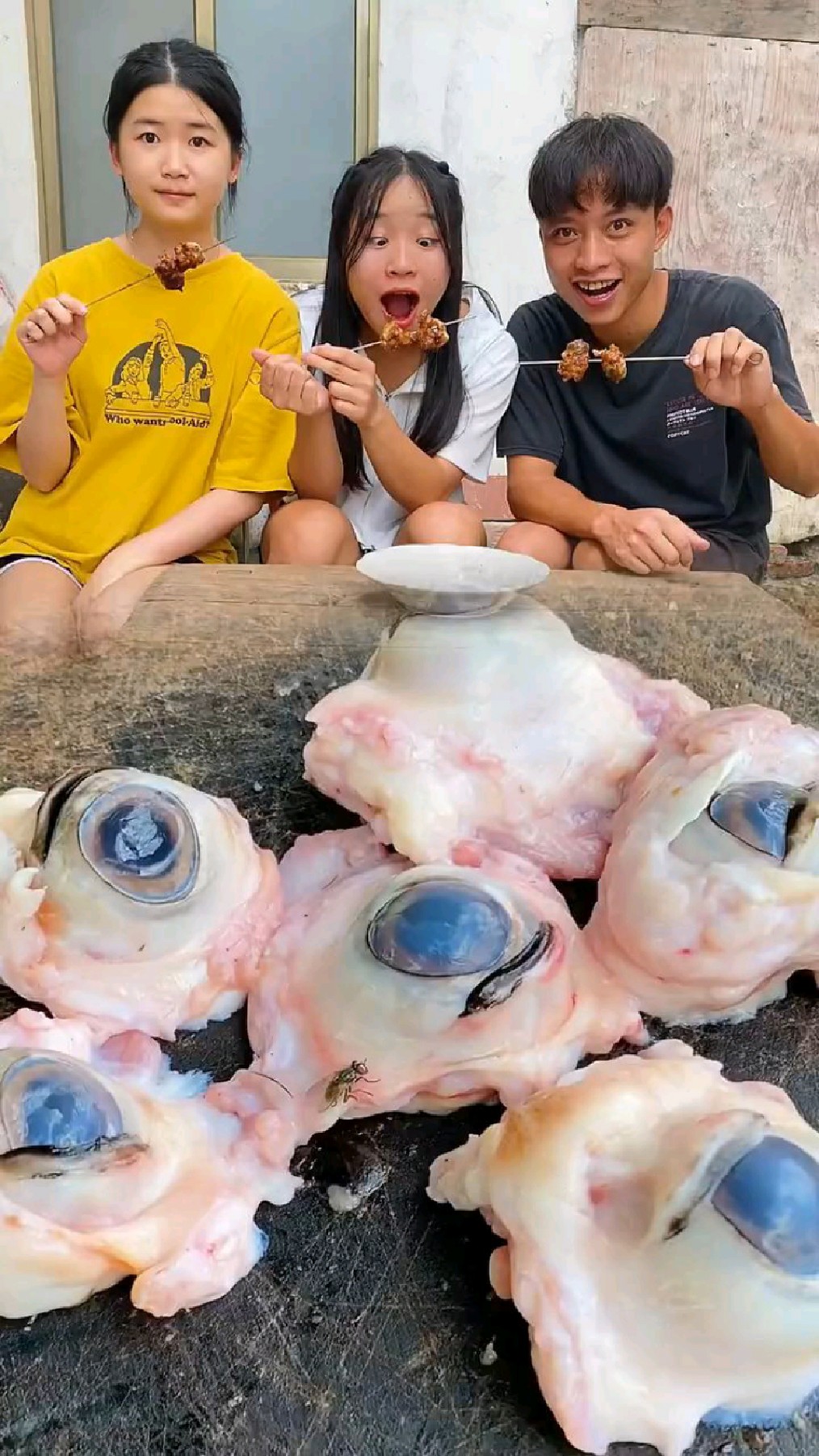 用碳烤的猪眼睛真香哈哈