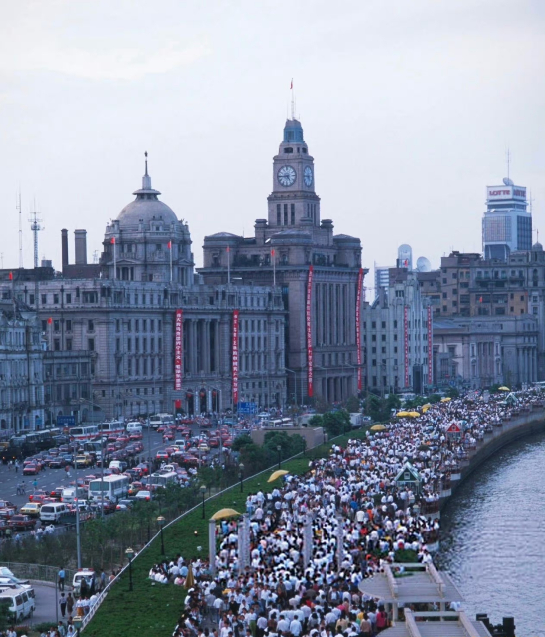 1995年的上海外滩,这个人流丝毫不逊色于现在的黄金周啊!#上海