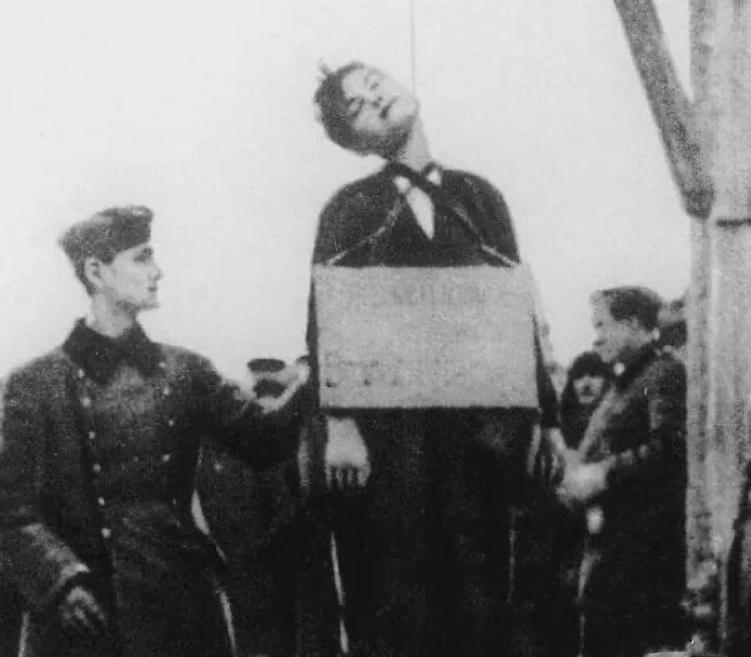 苏联女英雄卓雅就义前,德国法西斯拍下了这张照片.