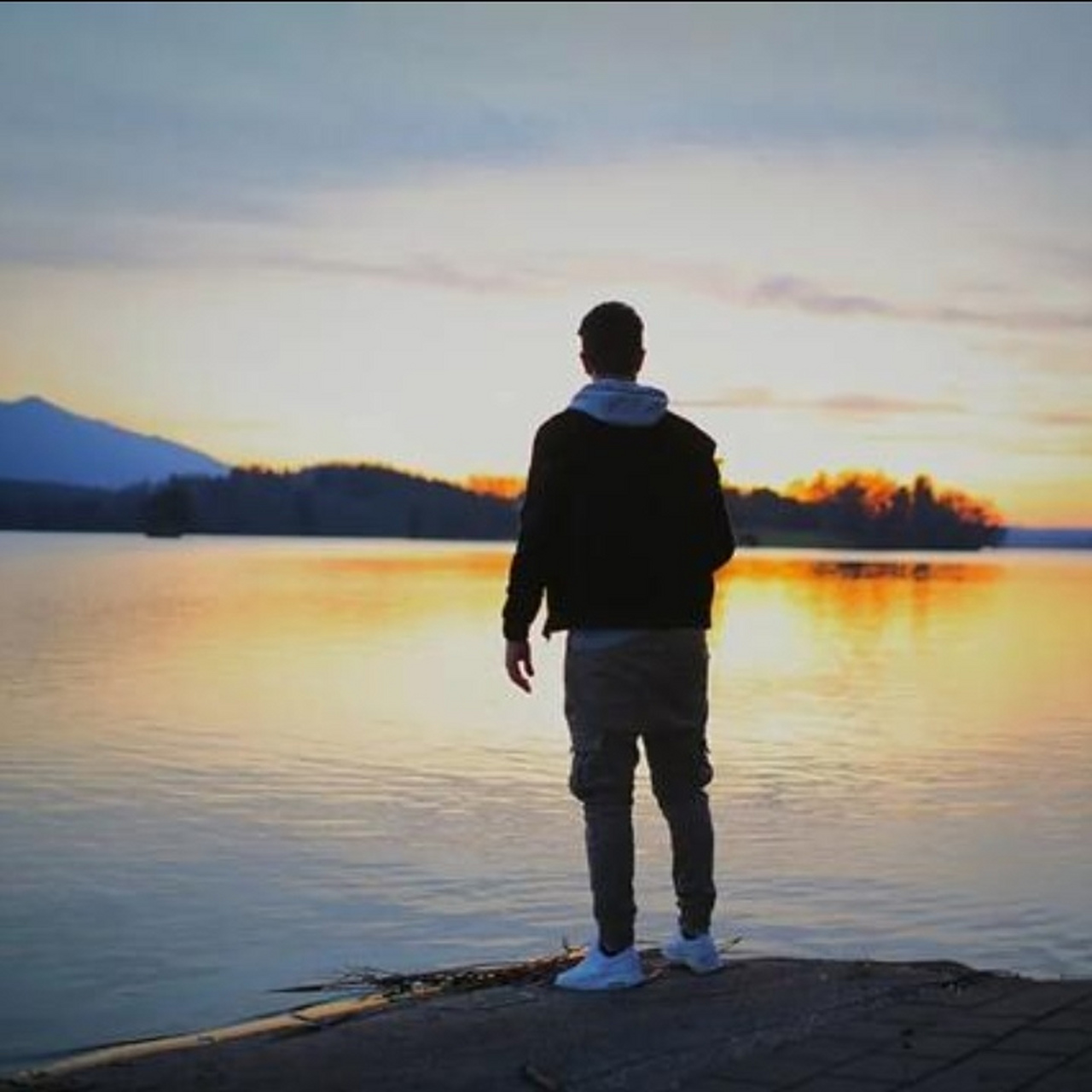 这样的男人很善良,很重感情,也很容易受伤.