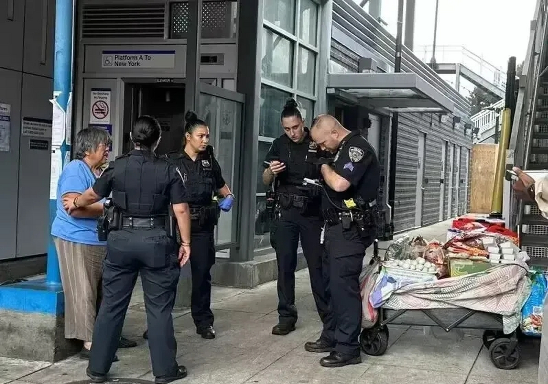 美国华裔老太摆摊被警察没收东西,罚款1000美元,站在原地嗷嗷哭,本来