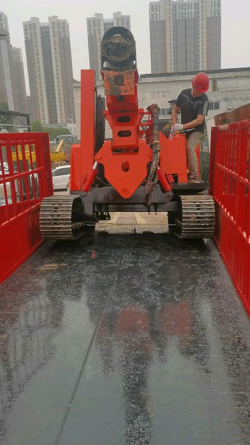 爬山虎钻机 爬山虎打桩机 新疆光伏项目-度小视