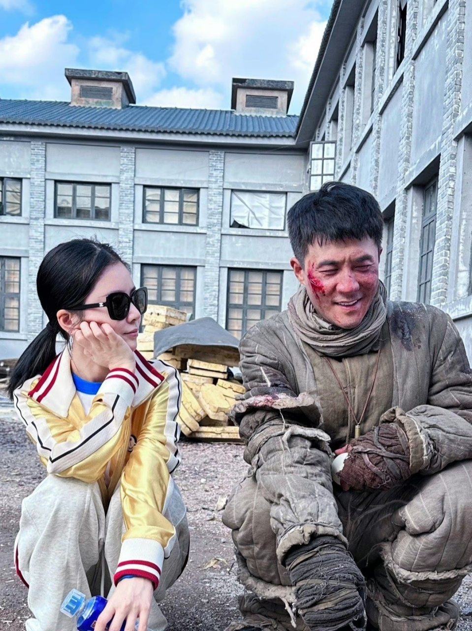 王灿为老公新戏做宣传,晒出杜淳在剧组的照片,两口子蹲在地上合影