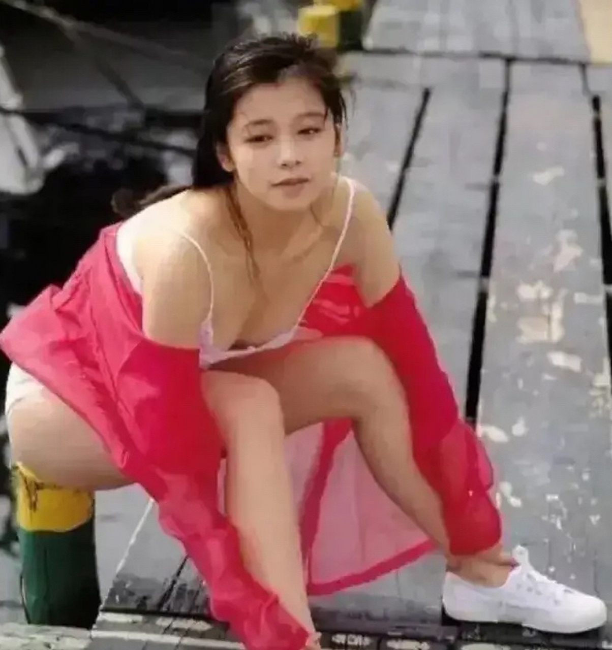 年轻时的徐若瑄有"素颜女神"之称,不仅皮肤细嫩,长相也很精致!