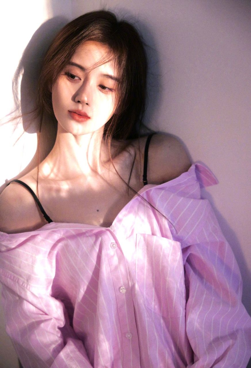 鞠婧祎穿粉色婚纱图片