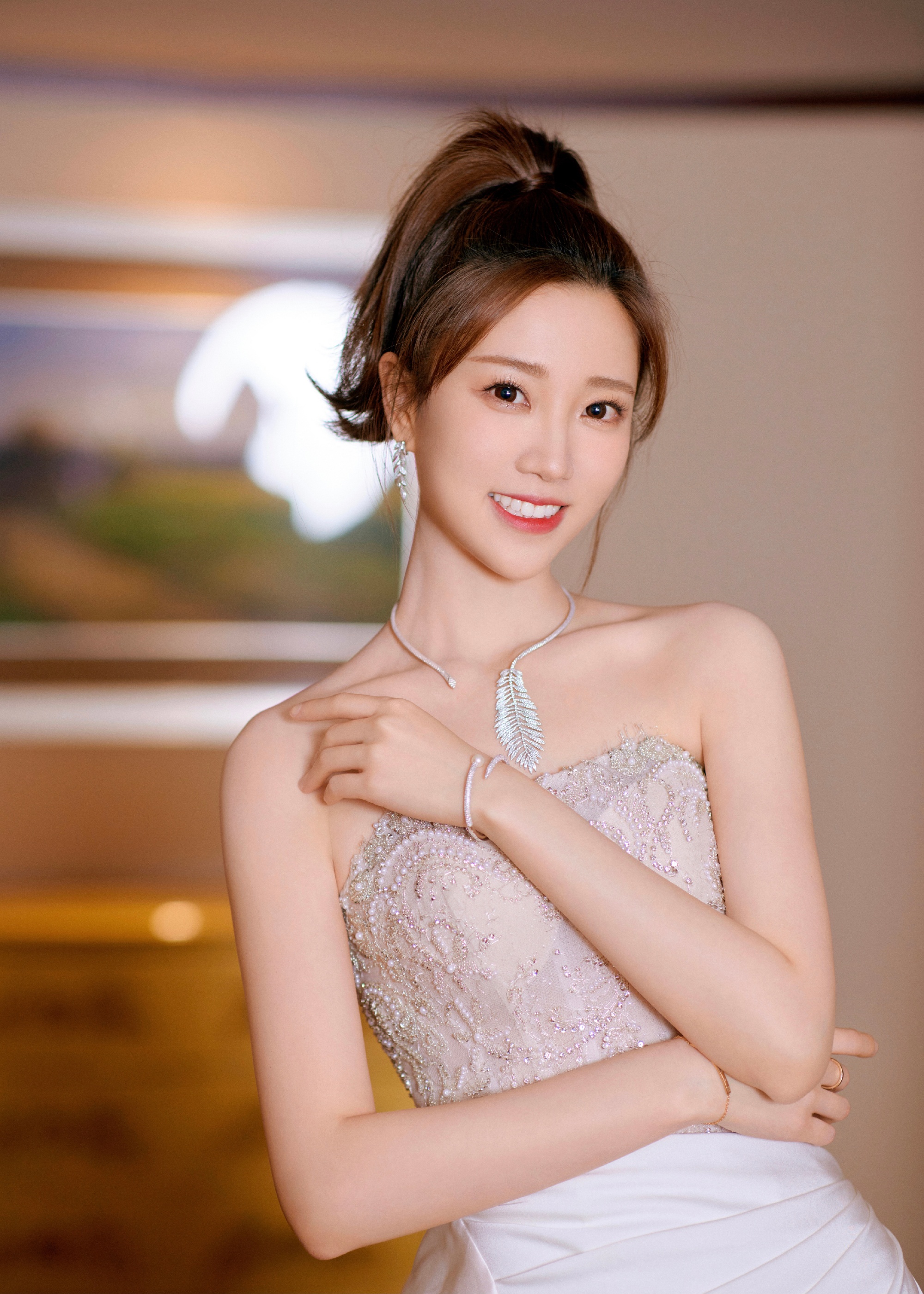 美女主持人的微笑,是不是太灿烂了