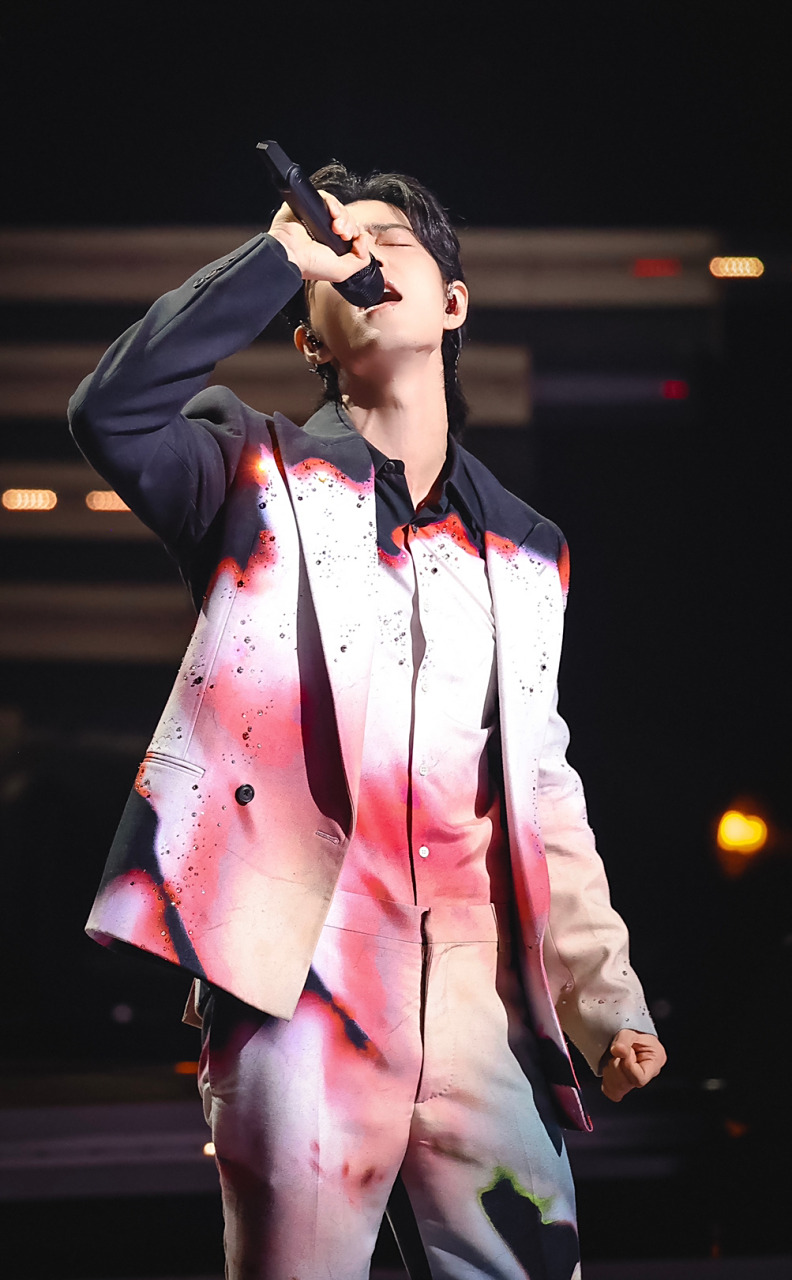 肖战真唱#  繁华的都市,寂寞的街头,俊美的港风大帅哥肖战