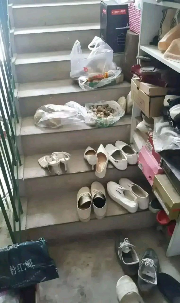 刚才出门.邻居家又把鞋子摆成这样.真不知道说啥好!