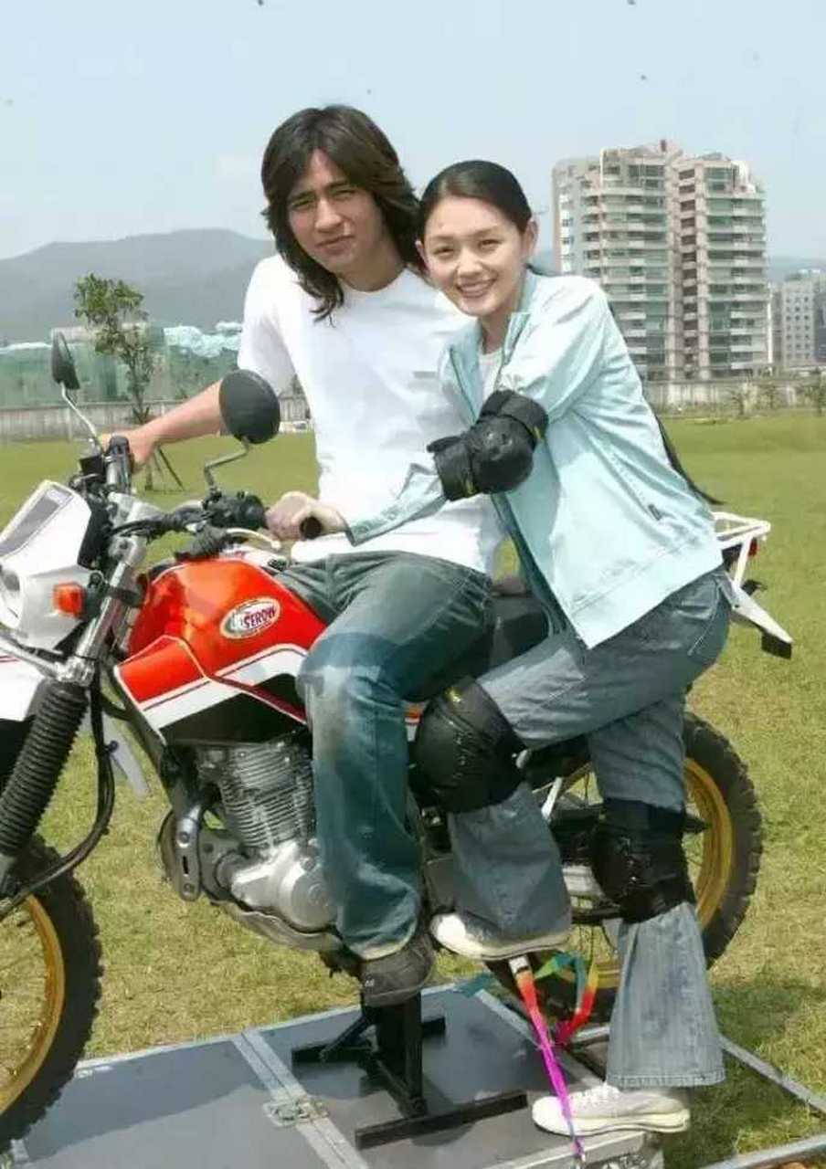 2004年,大s和周渝民在草地上的一组合照.