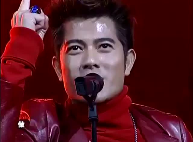 一人"控场"整个春晚:歌手实力几斤几两,一下子就看出来了