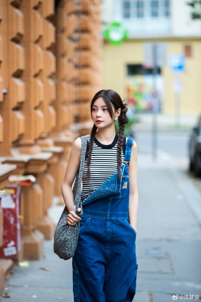 沈梦辰小辫子,牛仔裤,花布包,小花耳环,搭配得非常青春美丽!
