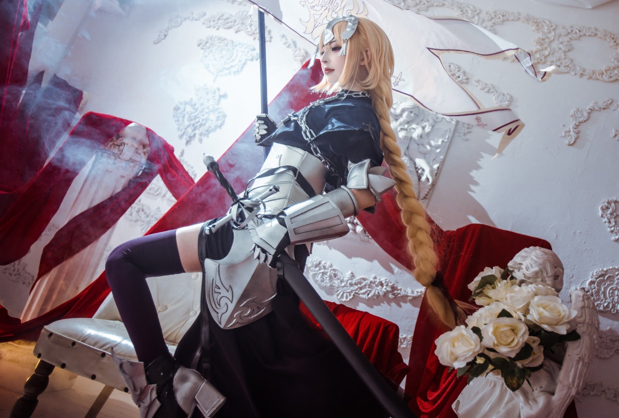 圣女贞德cos,小姐姐精致的容颜和她的大长腿,一下就击中了我的心