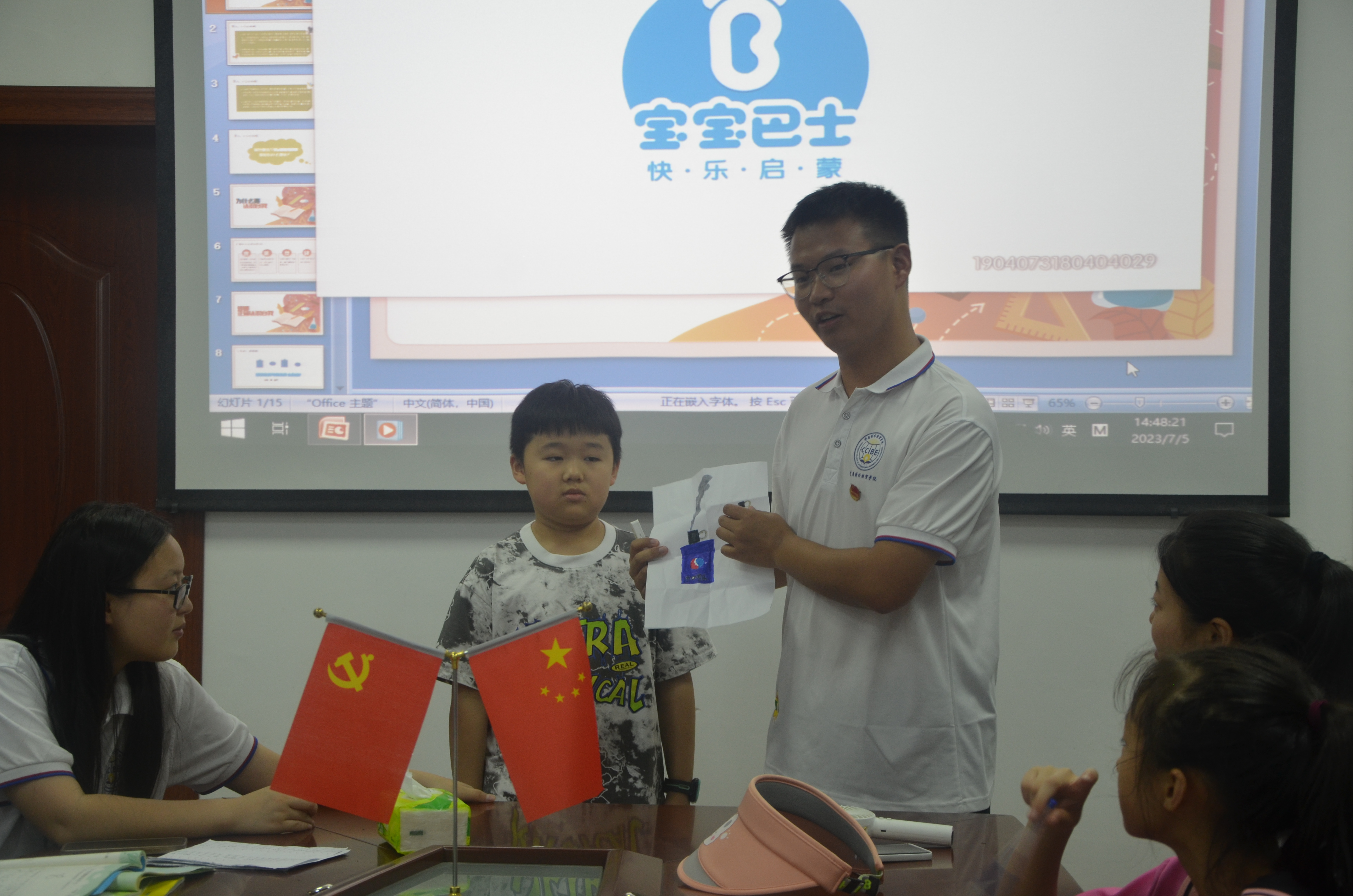 七彩课堂点亮乡村儿童快乐假期 7月3日,重庆一高校"