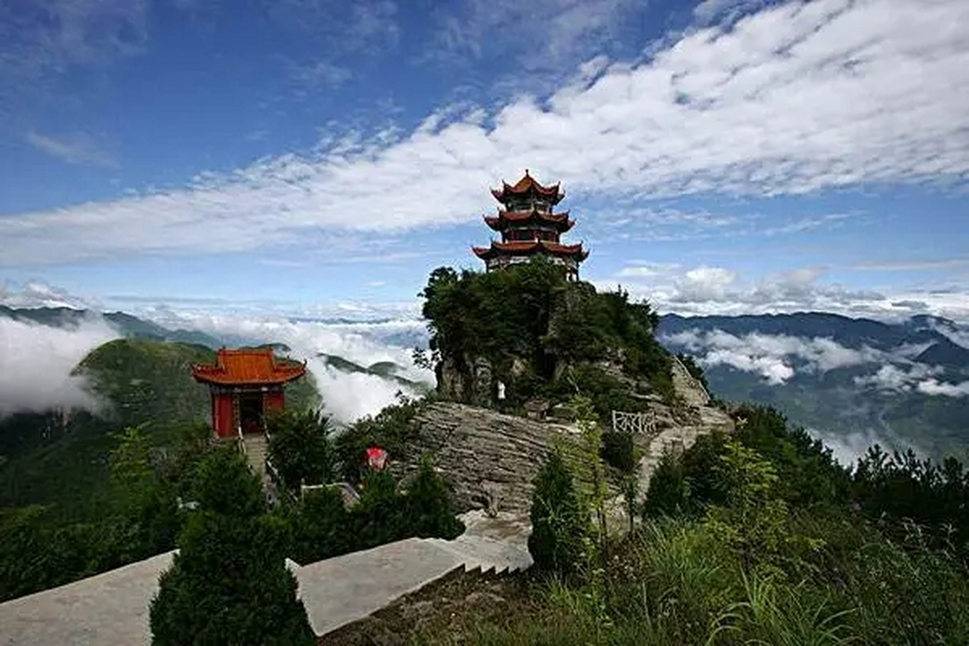 抵达河南桐柏山太白顶上的云台禅寺要驱车几十分钟,自太白顶山脚下