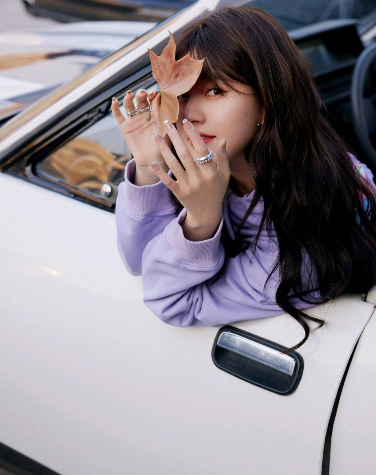 赵露思身着紫色卫衣搭配格子长裙,长卷发空气刘海造型元气满满