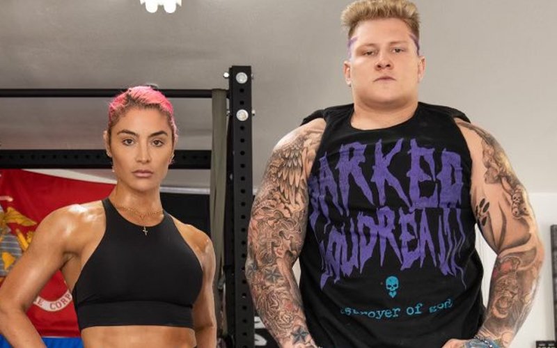 wwe大布的"私生子"同花瓶女神伊娃·玛丽一同训练!