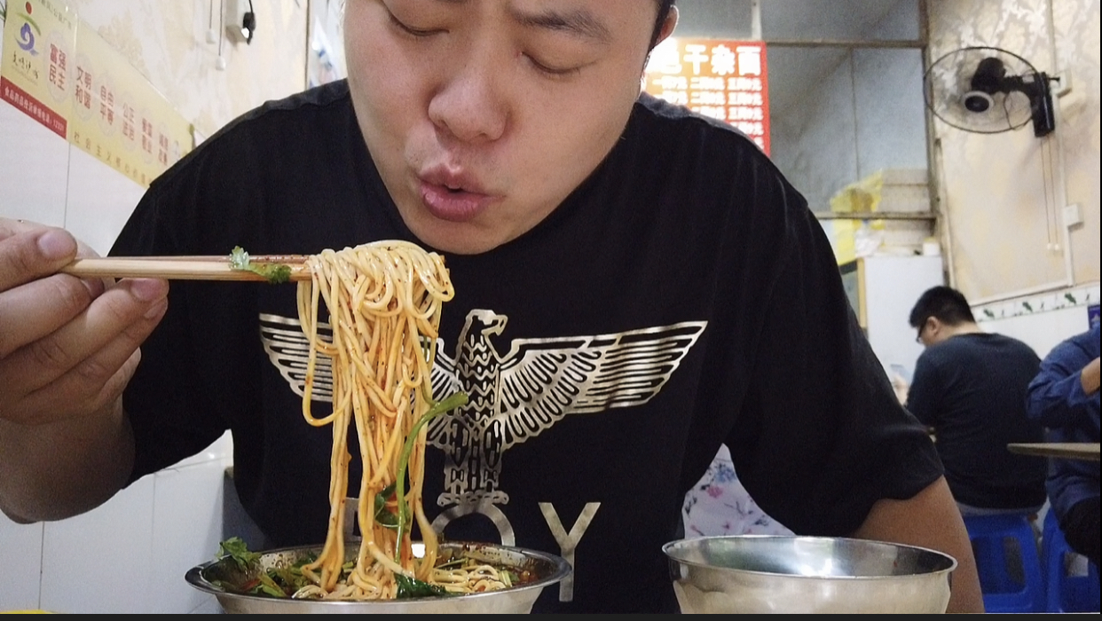 泸州上码头罗氏面馆的干杂面和牛肉面,吃起来油浸浸的,安逸惨喽