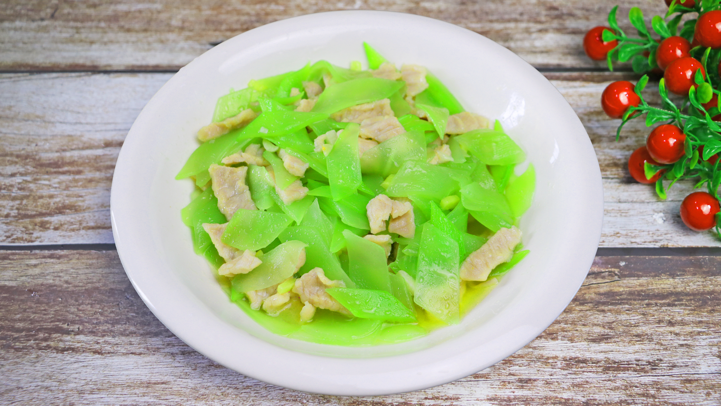 莴笋炒肉怎么做才好吃?分享最经典的家常做法,爽脆嫩滑,好吃