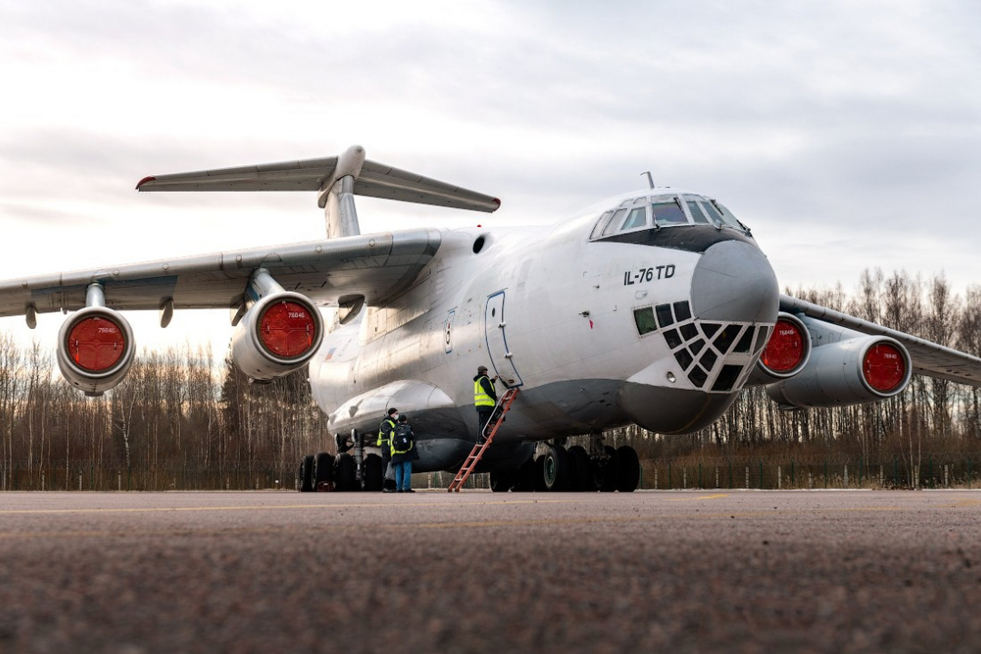 伊尔76运输机,曾是解放军空军最大的运输机,数量还不是很多,需要看