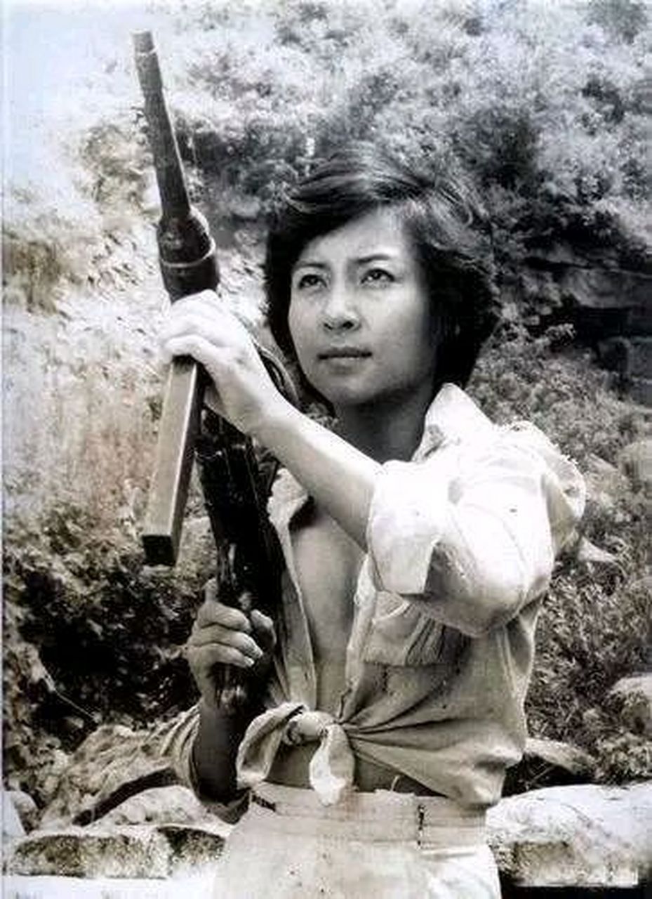 这个露着半边乳房的女人,就是越南的美女特工"黑玫瑰