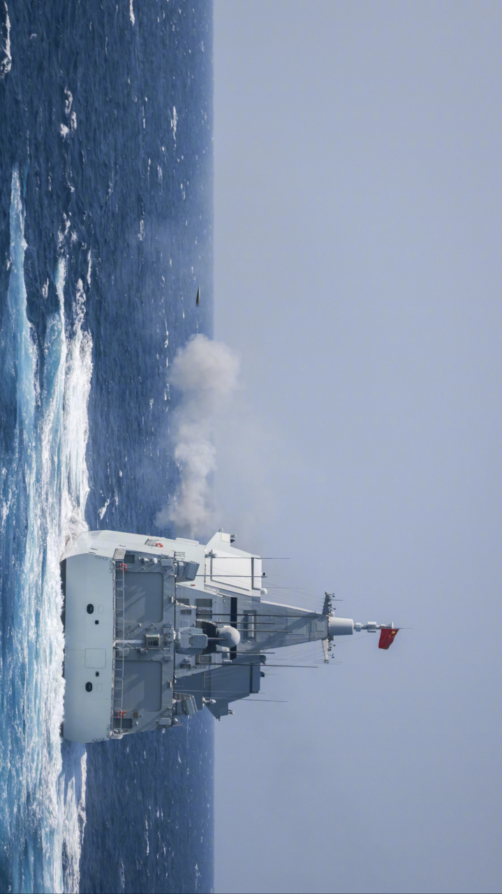 大连的另一张名片,055型舷号105的大连号驱逐舰,目前世界上最强大的