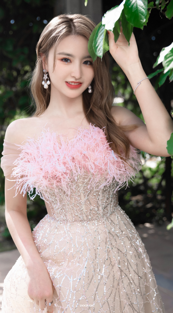 美女歌手金子涵粉裙写真