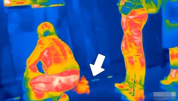 姑娘在热成像下放屁,不小心被大家看到了,哈哈哈太尴尬了