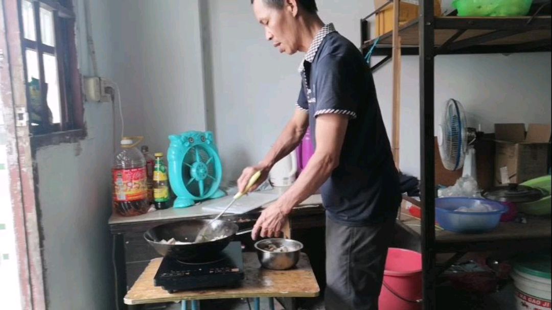五花肉炒腐竹青椒