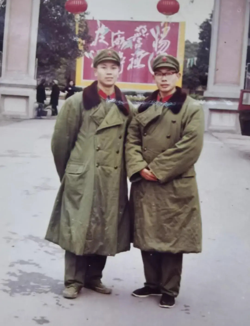 这张照片拍摄于1986年,桂林陆军学院两名军人的合影.