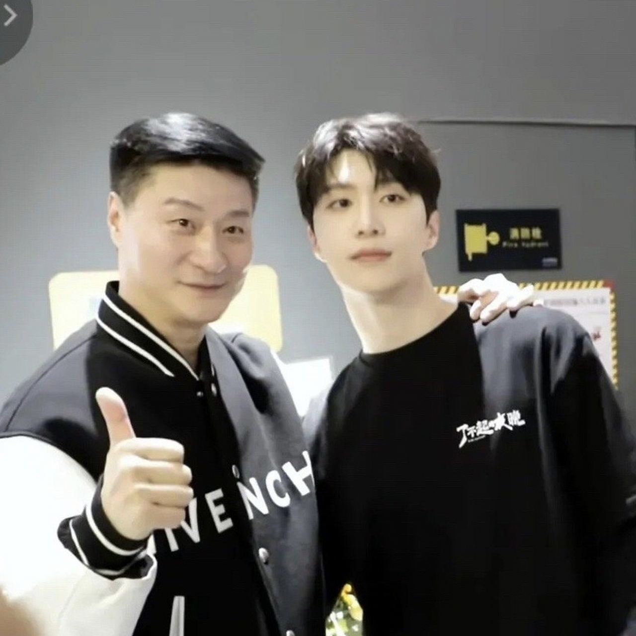 范丞丞爸爸出圈了,陪儿子出席新电影《人生路不熟》路演被网友拍到