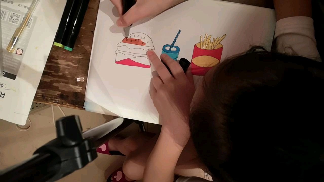 悦悦今天画的是汉堡、可乐、薯条,大家看一看吧
