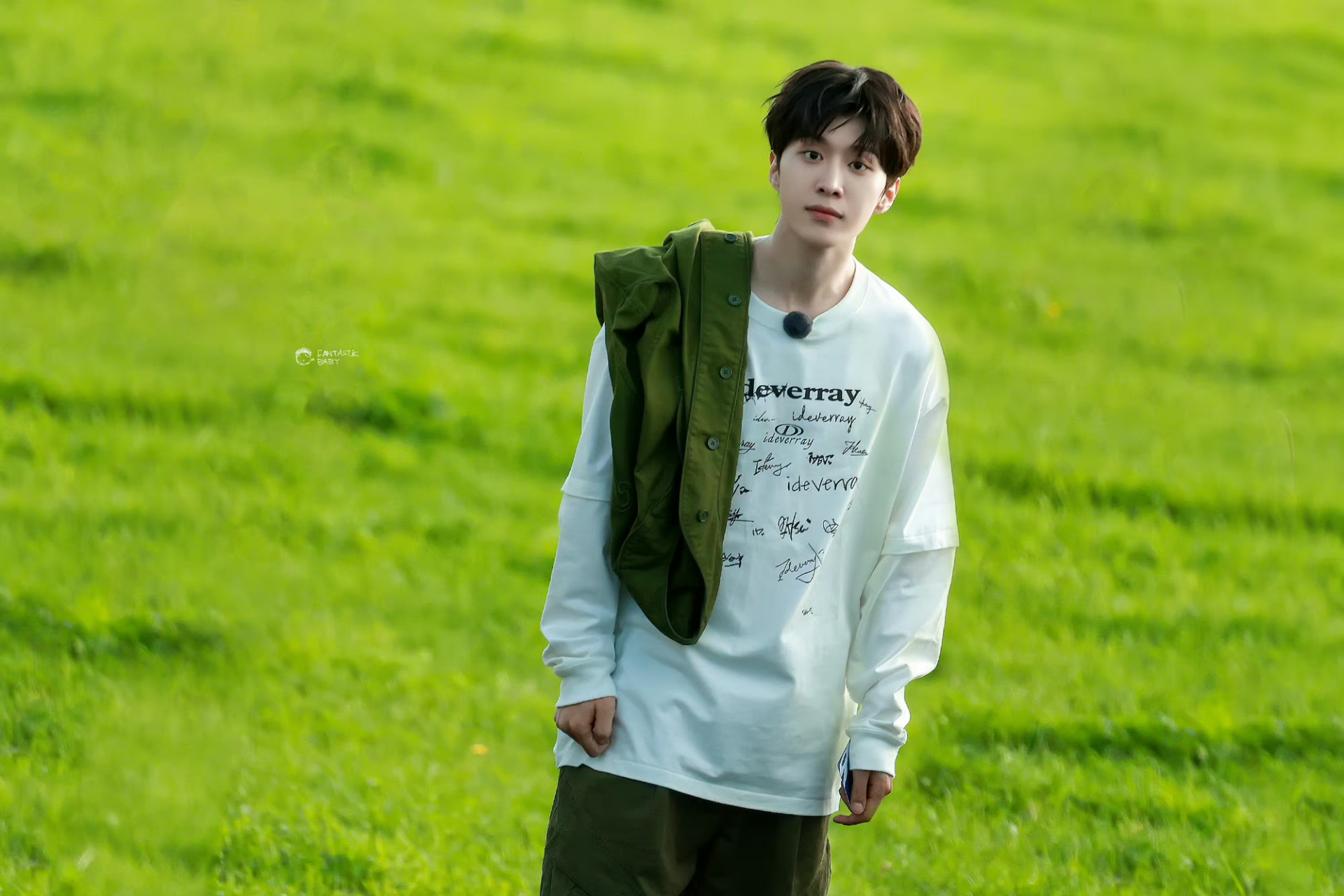 范丞丞绿色系穿搭,阳光大男孩9699