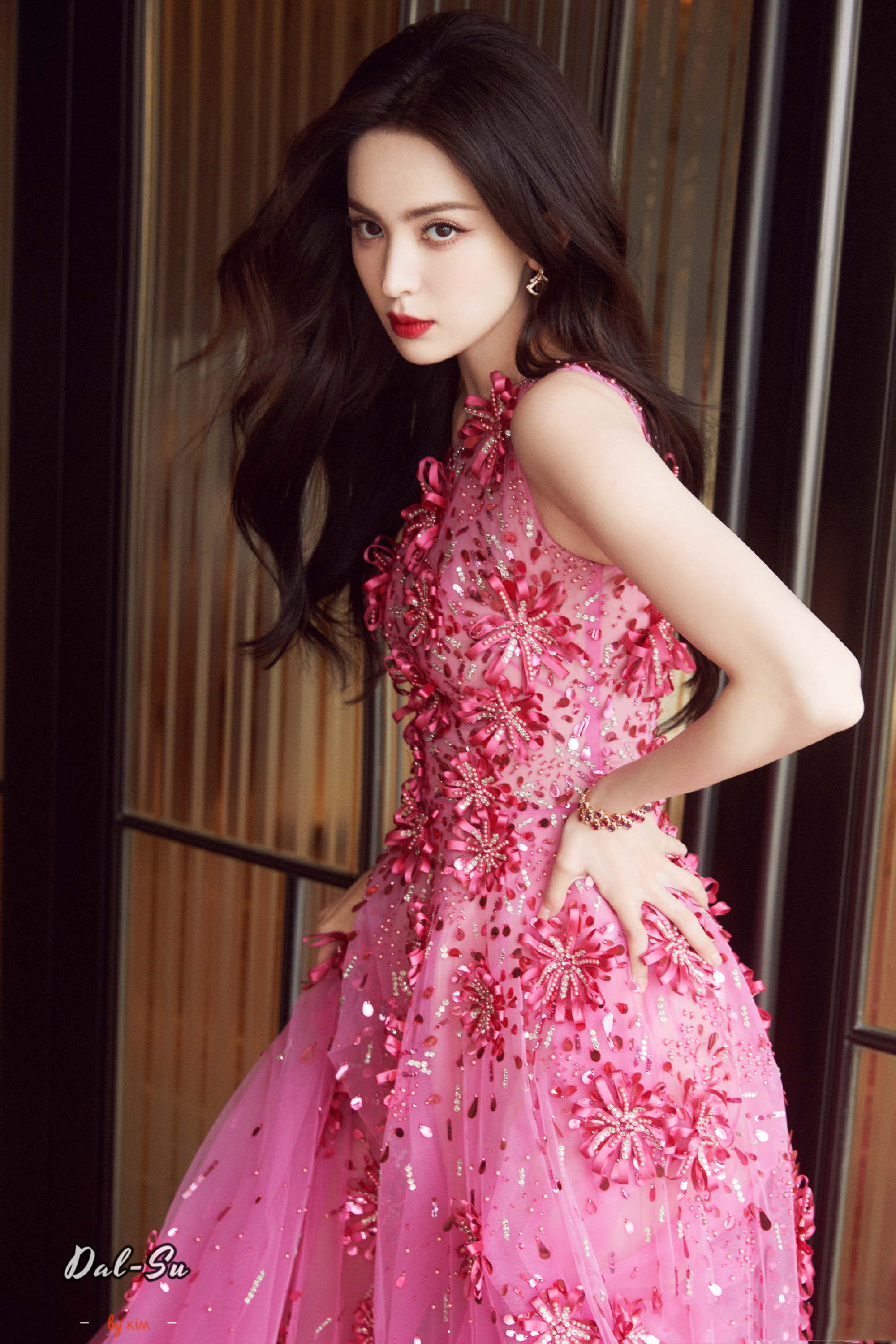 古力娜扎在定档新剧《雪鹰领主》中表现出色,值得期待