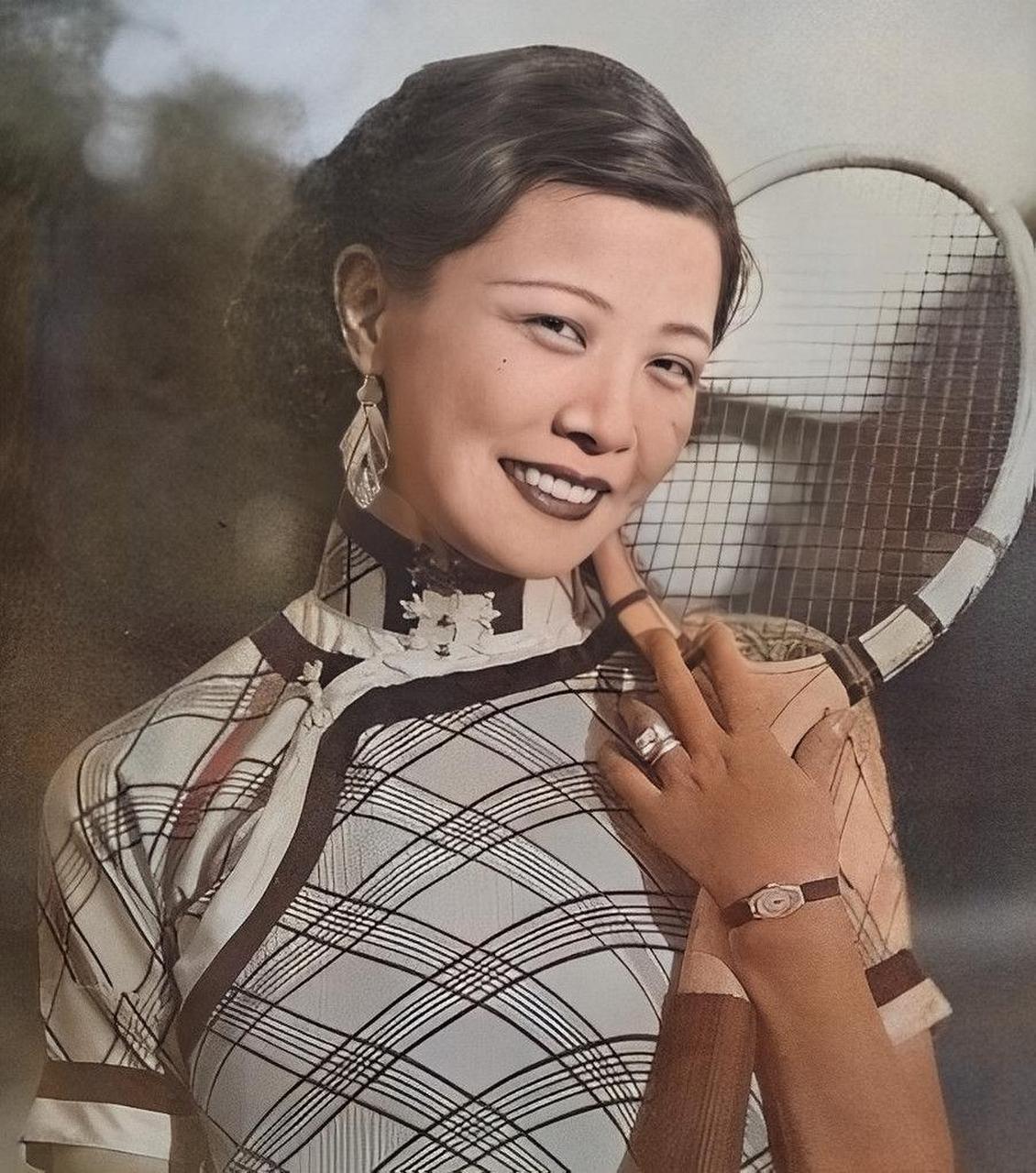 1925年,15岁的阮玲玉被张达民引诱失去童贞,学校得知后将她开除,无奈