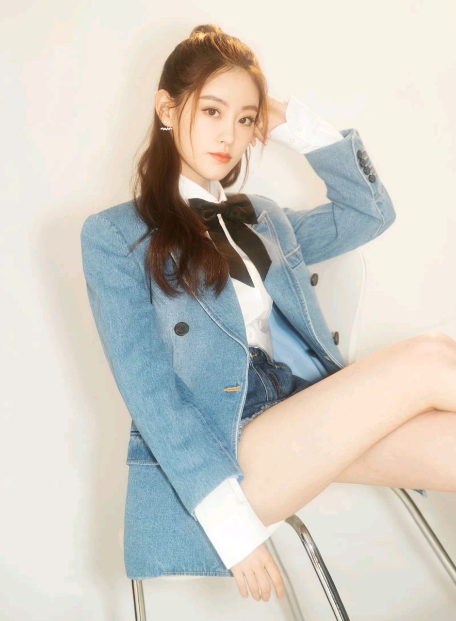 祝绪丹身材真养眼,牛仔西装配牛仔短裤,秀出长腿不输老板杨幂.