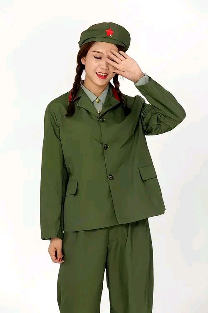 首先地面部队在野外作战,绿色是植物的基本颜色,军装和绿色植物融为