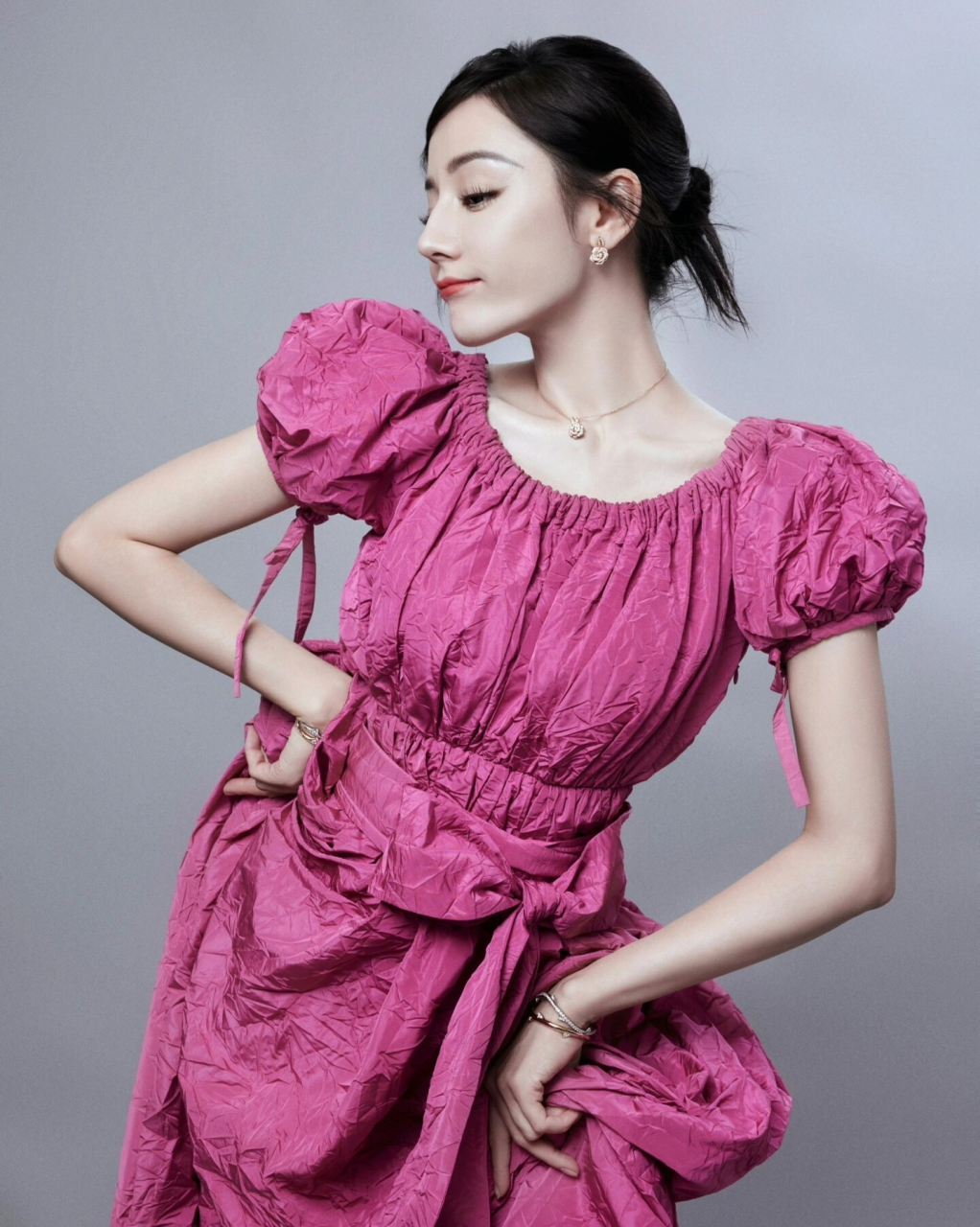 迪丽热巴穿玫红色连衣裙好精致,又美又俏皮,好像瓷娃娃!